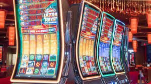 https 777f Slot Features မိုဘိုင်းတွင် ကစားနေသောမြင်ကွင်း
